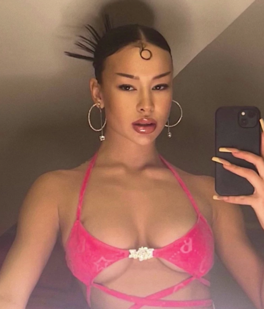 NEPREPOZNATLJIVA Elena Kitić šokirala sve svojim izgledom, ofarbala obrve u roze  (FOTO)