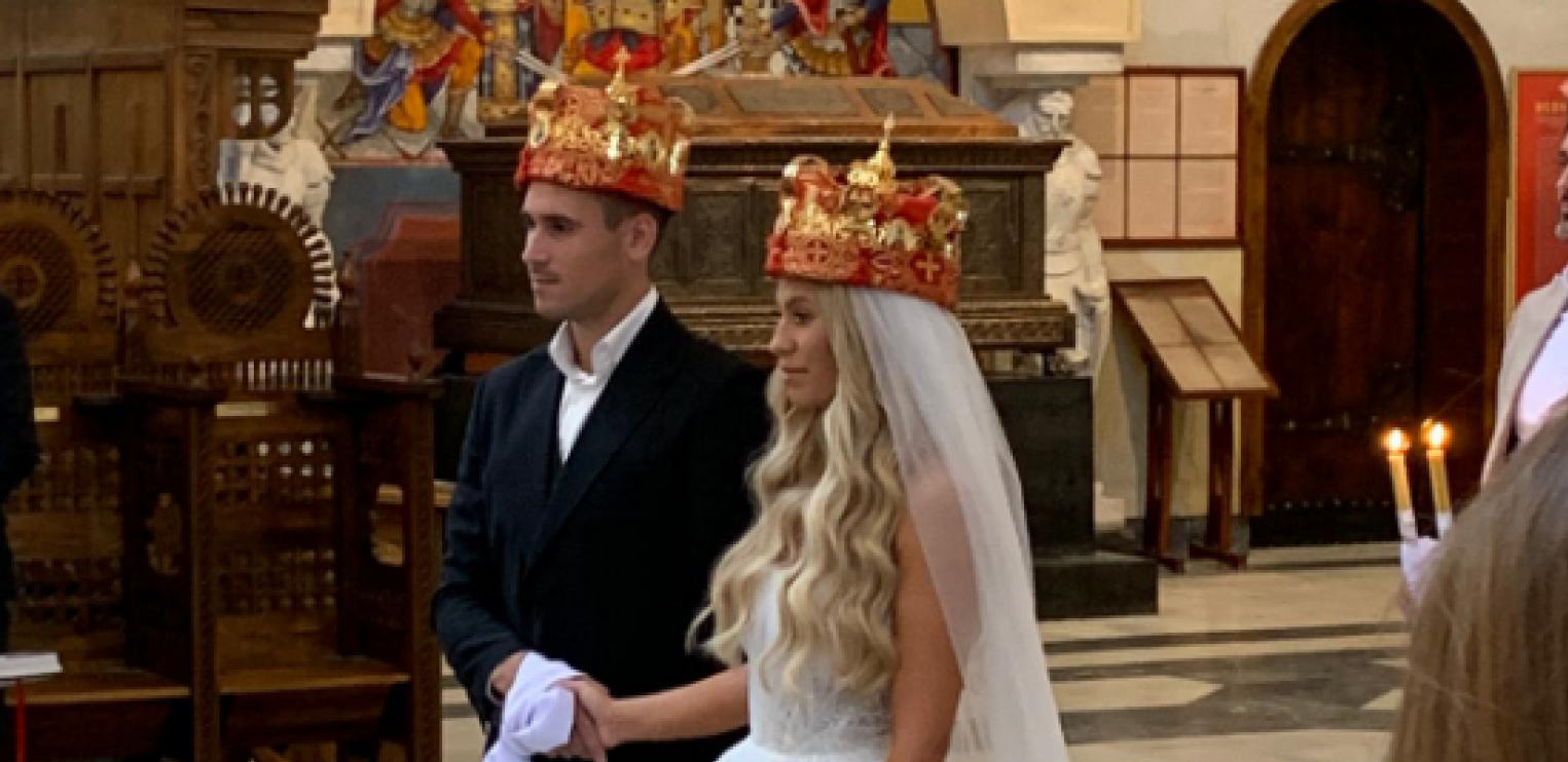 KRIJE JAKU SIMBOLIKU Saška Veselinov nije ispuštala papagaja iz ruku, a evo koje je značenje ptice na svadbi (FOTO)