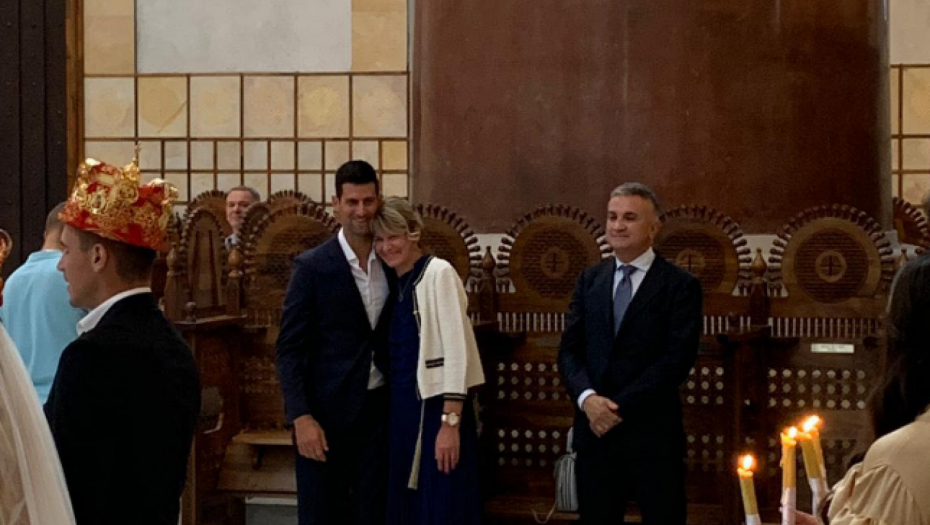 EMOTIVNO Novak Đoković u zagrljaju majke, svi gledaju samo u njih! (FOTO)