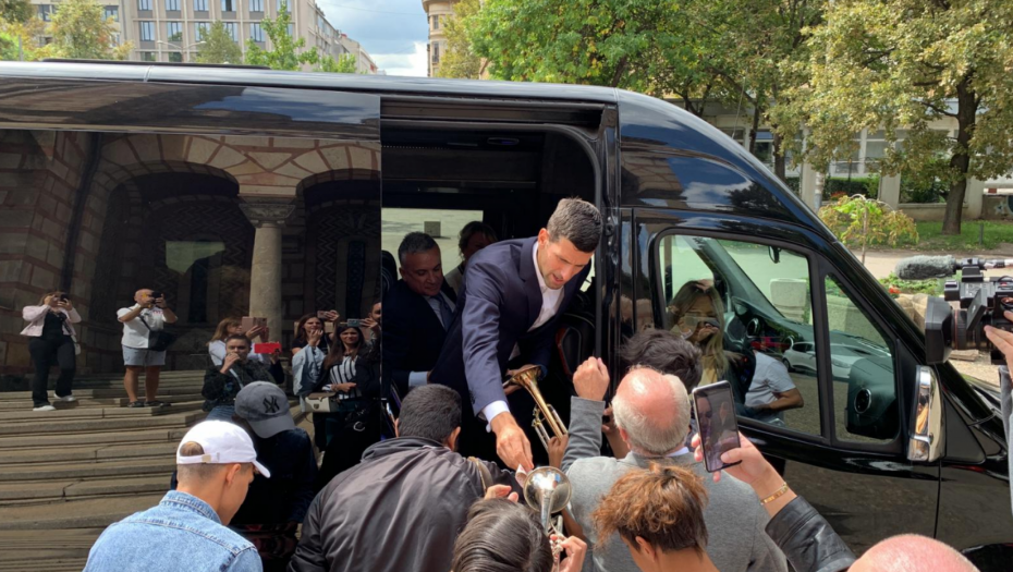 PLJUŠTALE HILJADARKE Novak Đoković delio novčanice trubačima ispred crkve kad su zasvirali ovu pesmu (FOTO/VIDEO)