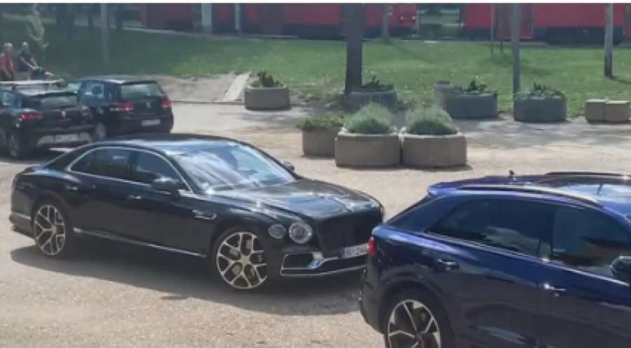 MAŠINA OD 390.000 EVRA U ovom luksuznom automobilu su Đorđe i Saška stigli na venčanje (FOTO)