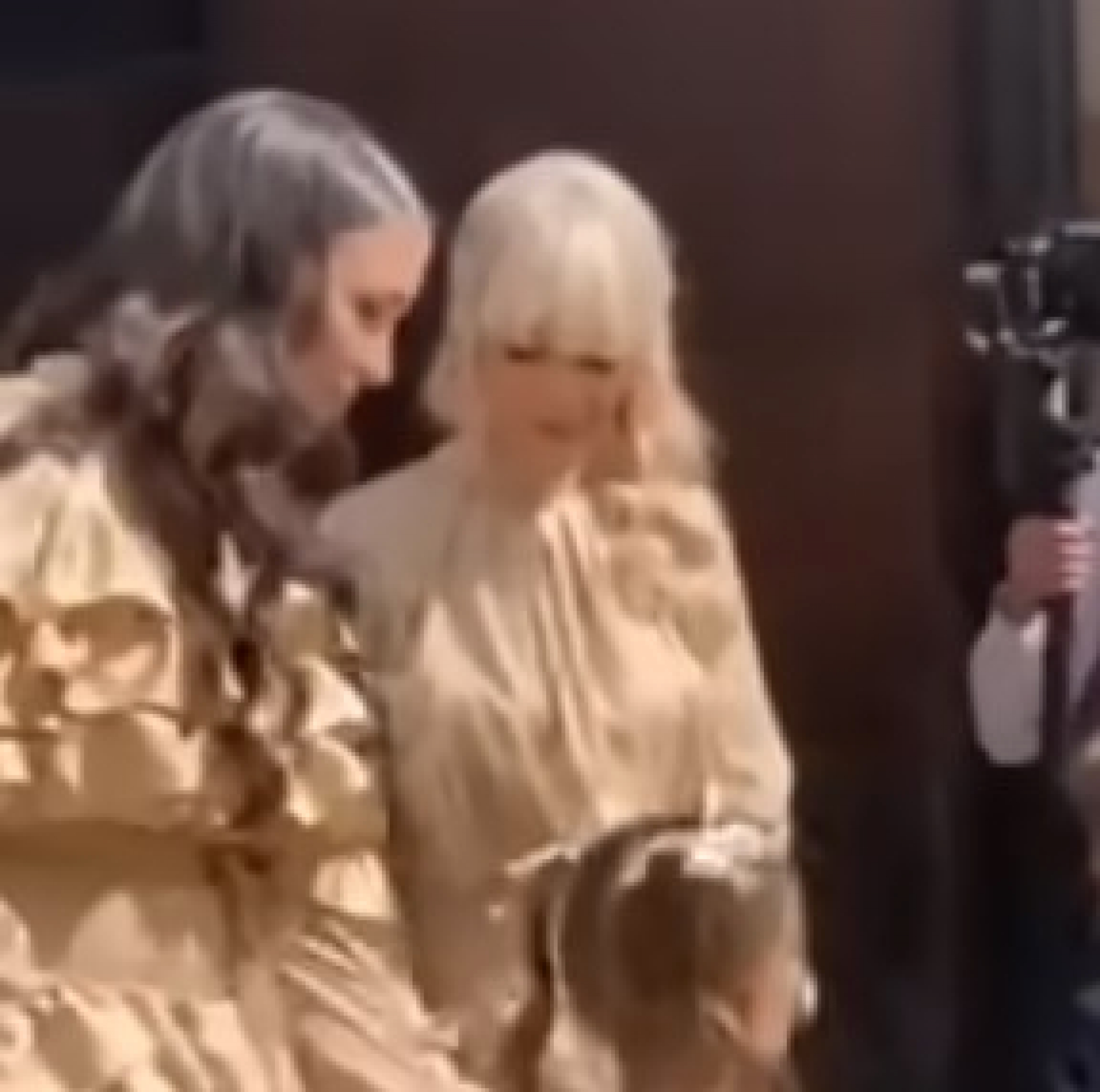 PRIJE U MODNOM KLINČU Dijana Đoković i majka Saške Veselinov baš se skockale, a ovaj detalj svi komentarišu