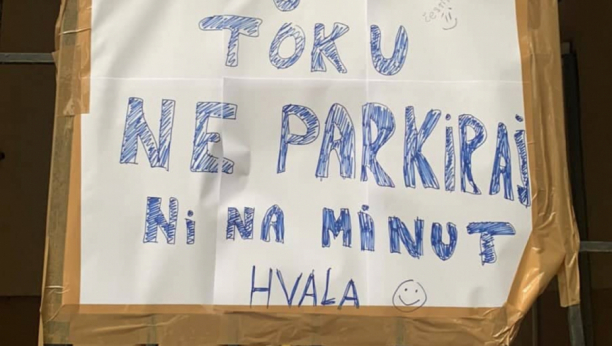 "POROĐAJ U TOKU!" Zbog ove poruke u centru Beograda se svi smeju!