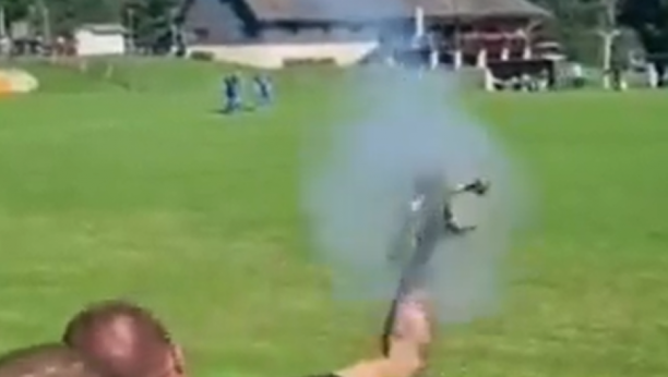 BOG TE J**O, JEL SI LUD? Hrvatski huligan gađao igrače zoljom - ispalio granatu koja mogla da ubije fudbalere (VIDEO)
