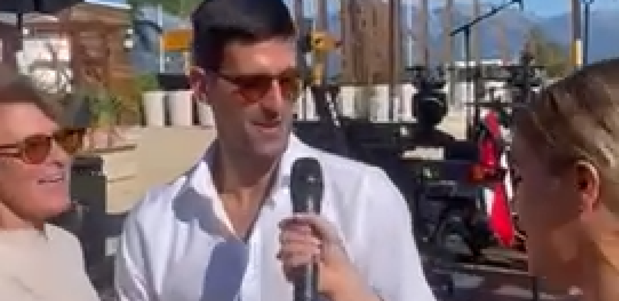 NOVAK ĐOKOVIĆ PONOVO ZAPEVAO NA SVADBI BRATA Luda žurka na plaži, teniser se dohvatio mikrofona, pevao sa ovom pevačicom (VIDEO)