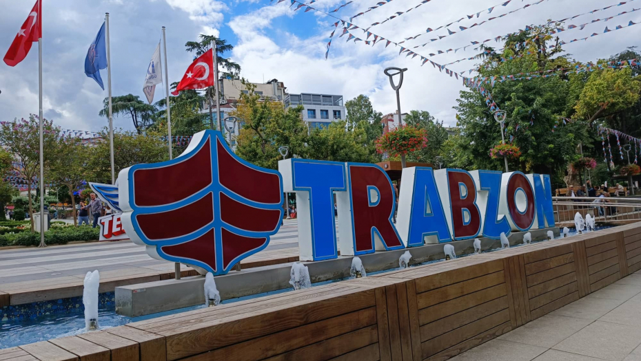 SVI DIŠU KAO JEDAN Ceo Trabzon u bojama Zvezdinog rivala (VIDEO)