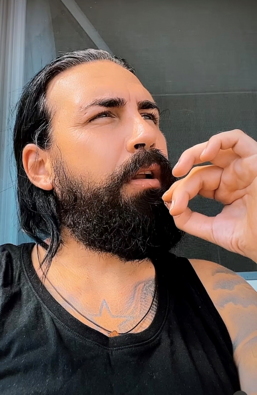 NI MAJKA GA NE BI PREPOZNALA Folker promenio lični opis (FOTO)