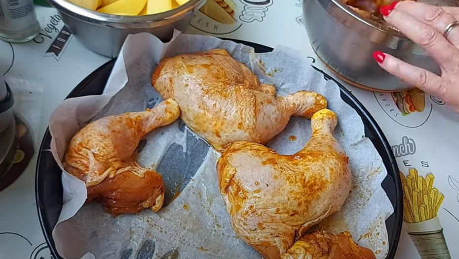 SJAJNA IDEJA ZA RUČAK Spremite piletinu zapečenu u rerni prema receptu iz bakine kuhinje (VIDEO)