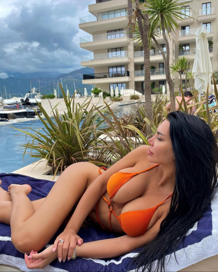 SKINULA SE HELENA TOPALOVIĆ Topalkova ćerka usijala društvene mreže, pokazala bujno poprsje