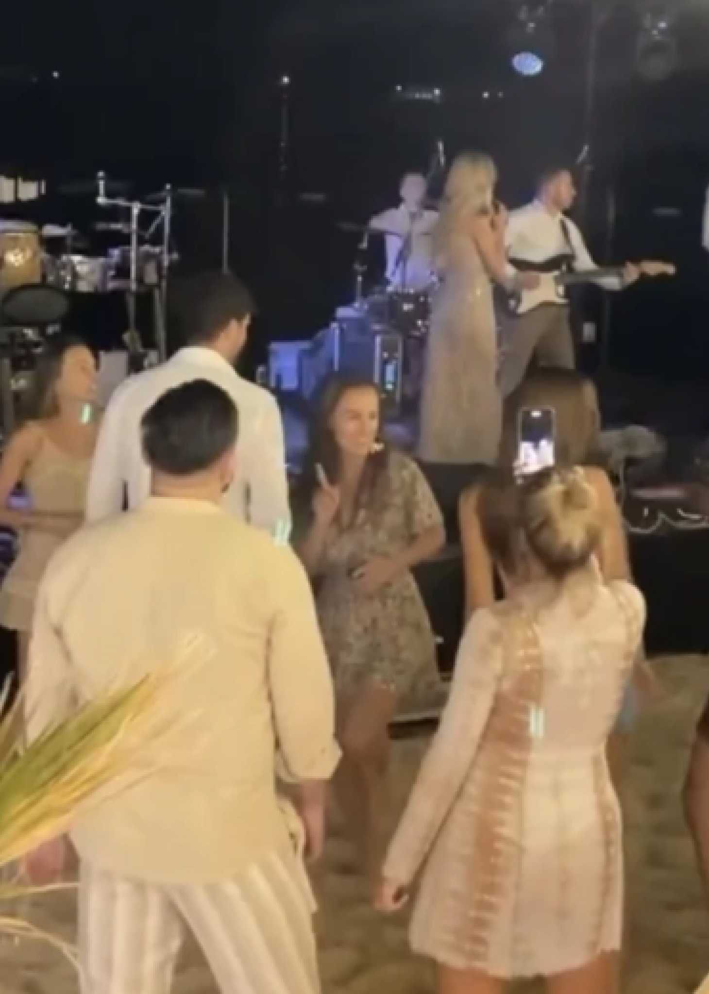 OVO SU SVI DETALJI SLAVLJA KOD ĐOKOVIĆA Nole pao na kolena kada je čuo ovu muziku, svekar Srđan skočio na sto, lumpovali do ranih jutarnjih časova (FOTO)