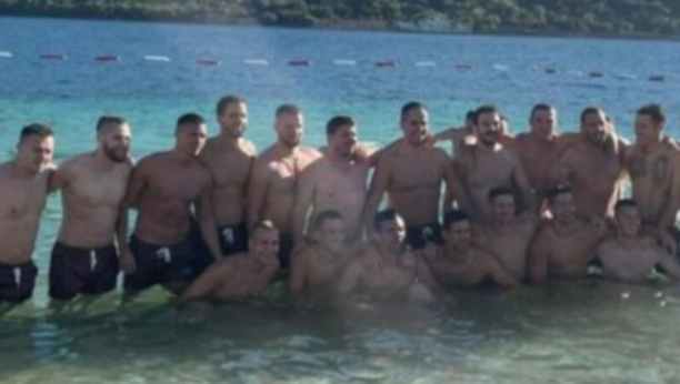 MUŠKARCI GOLI U VODI, SKINULI SVE SA SEBE Neviđeni haos na svadbi Đorđa Đokovića i Saške, mladoženja u šoku (VIDEO)