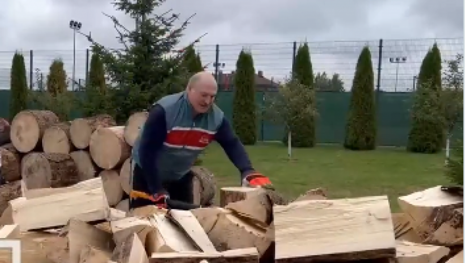 LUKAŠENKO POKAZAO KAKO CEPA DRVA ZA ZIMU: Pomoći ćemo Evropi da se ne smrzne! (VIDEO)