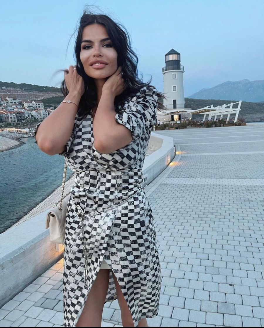 RIGOROZNE DIJETE I NAPORAN TRENING Manekenka vratila devojačku liniju nakon porođaja, uživa sa sinom, a svi je hvale zbog ovog (FOTO)