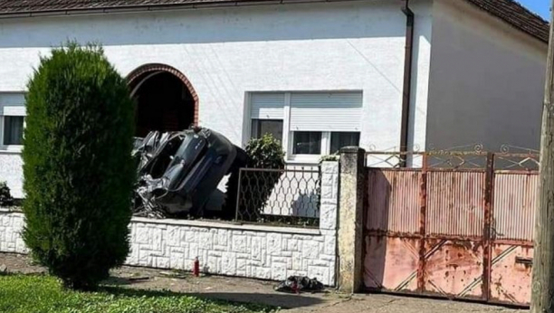 KAKO SU OVO USPELE? Devojke automobilom udarile u kuću, vozilo završilo na ogradi! (FOTO)