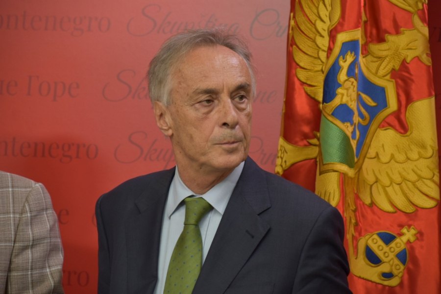 MILO PREDE PLAN! Đukanović ćuti i gleda, pred njim su tri opcije