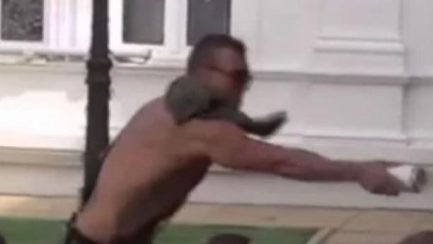 ISPOLIVAO JE I PLJUNUO Uroš Ćertič fizički nasrnuo na najmlađu zadrugarku, haos na imanju (VIDEO)