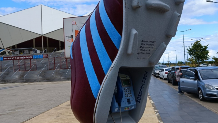 LEPOTICA SA OBALE CRNOG MORA Zavirite u zidine 