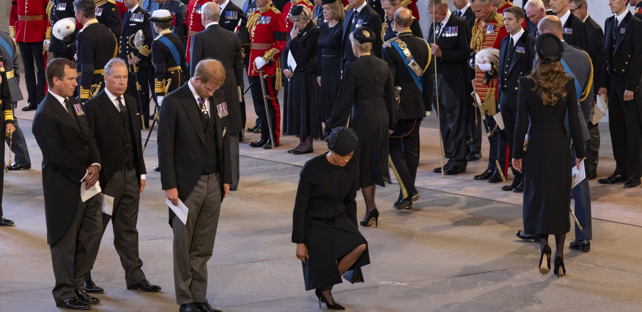 MEGAN MARKL ZGROZILA SVET Njen gest pred kraljičinim kovčegom izazvao burne reakcije u javnosti