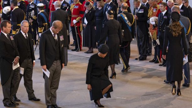 MEGAN MARKL ZGROZILA SVET Njen gest pred kraljičinim kovčegom izazvao burne reakcije u javnosti