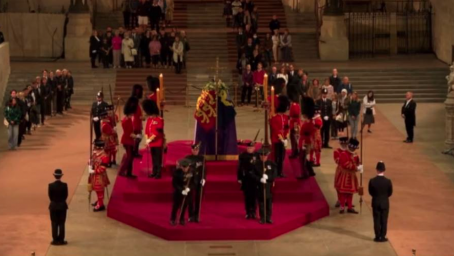 INCIDENT PORED KOVČEGA KRALJICE ELIZABETE  Prenos iz palate je odjednom prekinut (VIDEO)