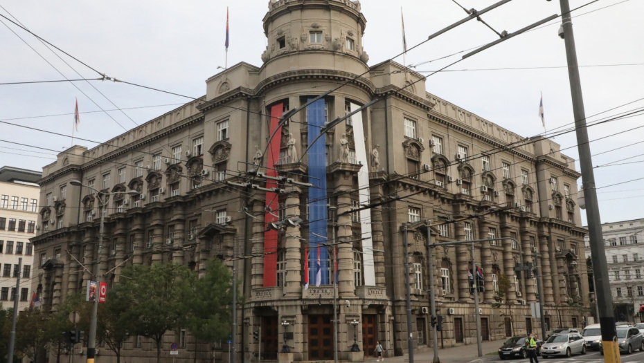 SRBIJA OBELEŽAVA DAN SRPSKOG JEDISNTVA, SLOBODE I NACIONALNE ZASTAVE Na zgradi Vlade i Predsedništva  istaknuta trobojka (FOTO)
