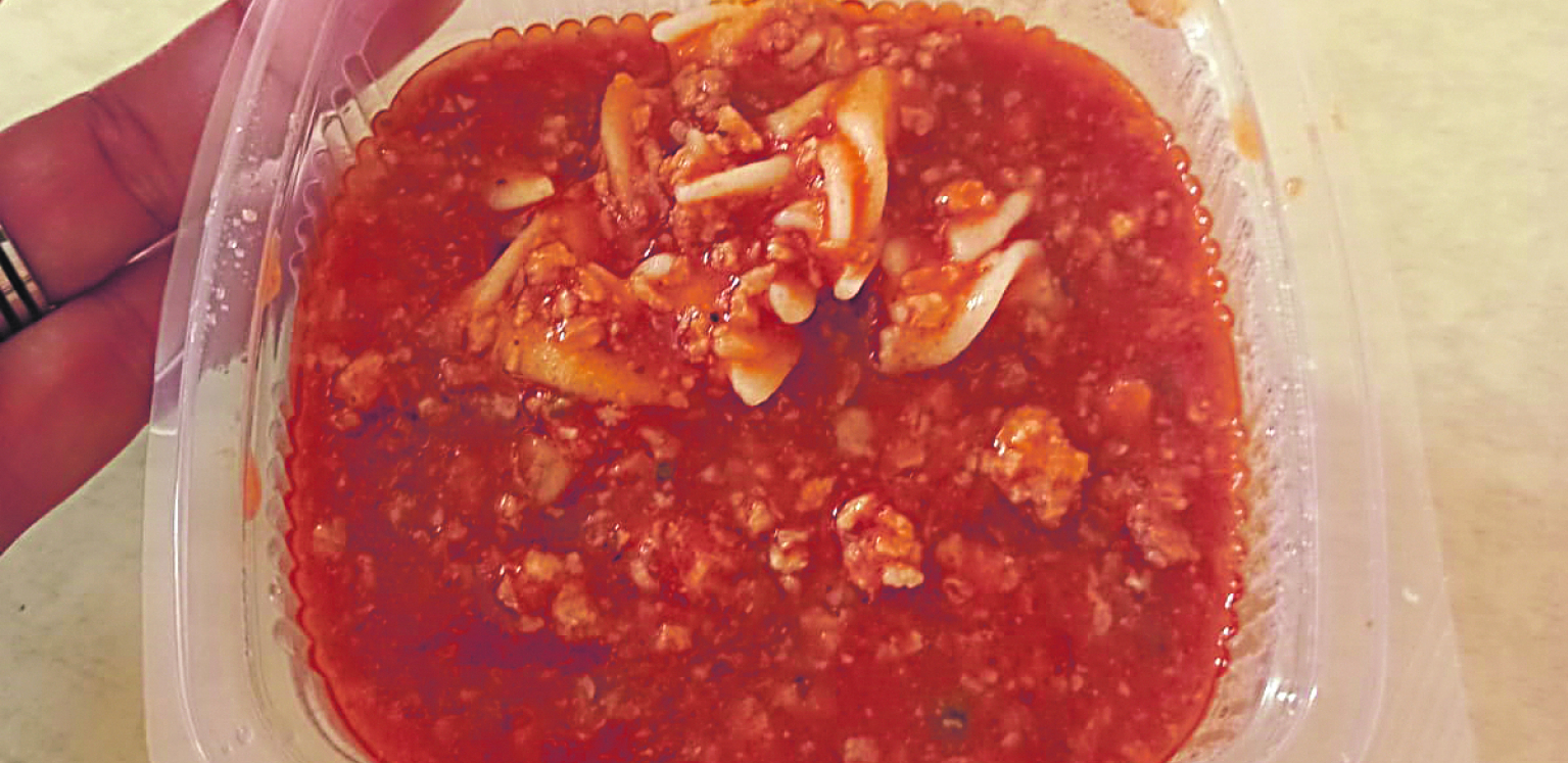 MAKARONE I ĐEVREK 10.000 MESEČNO Roditelji besni, obrok u školi, umesto da bude povoljniji, košta kao u kafani!