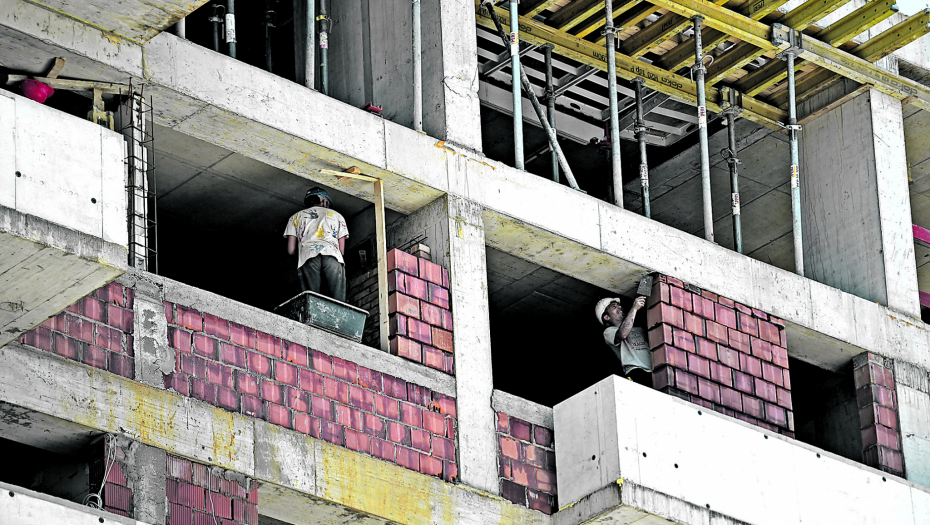 ALARMANTNO! Srbiji nedostaju varioci, tesari, armirači i inženjeri - Zgradu od 4.000 kvadrata zida 12 radnika