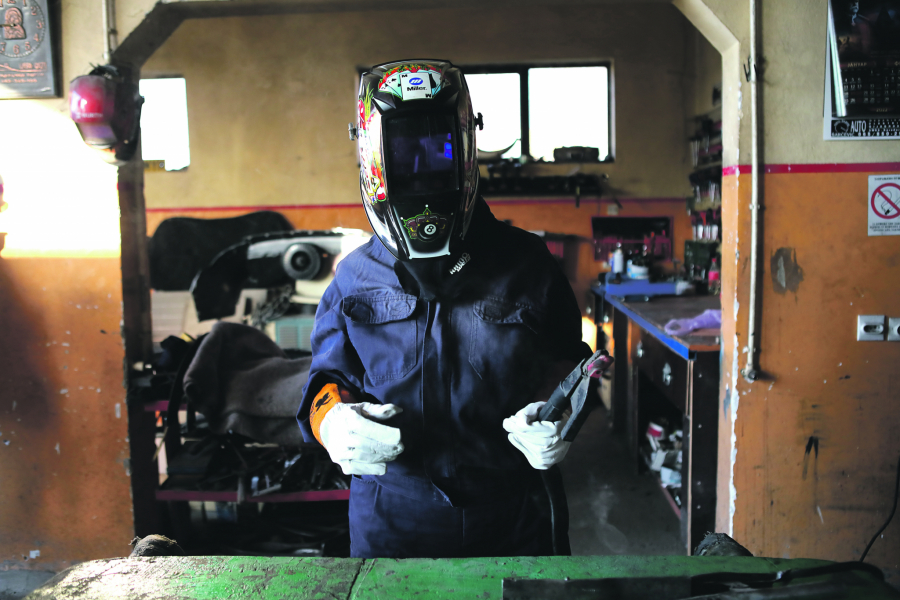 ALARMANTNO! Srbiji nedostaju varioci, tesari, armirači i inženjeri - Zgradu od 4.000 kvadrata zida 12 radnika