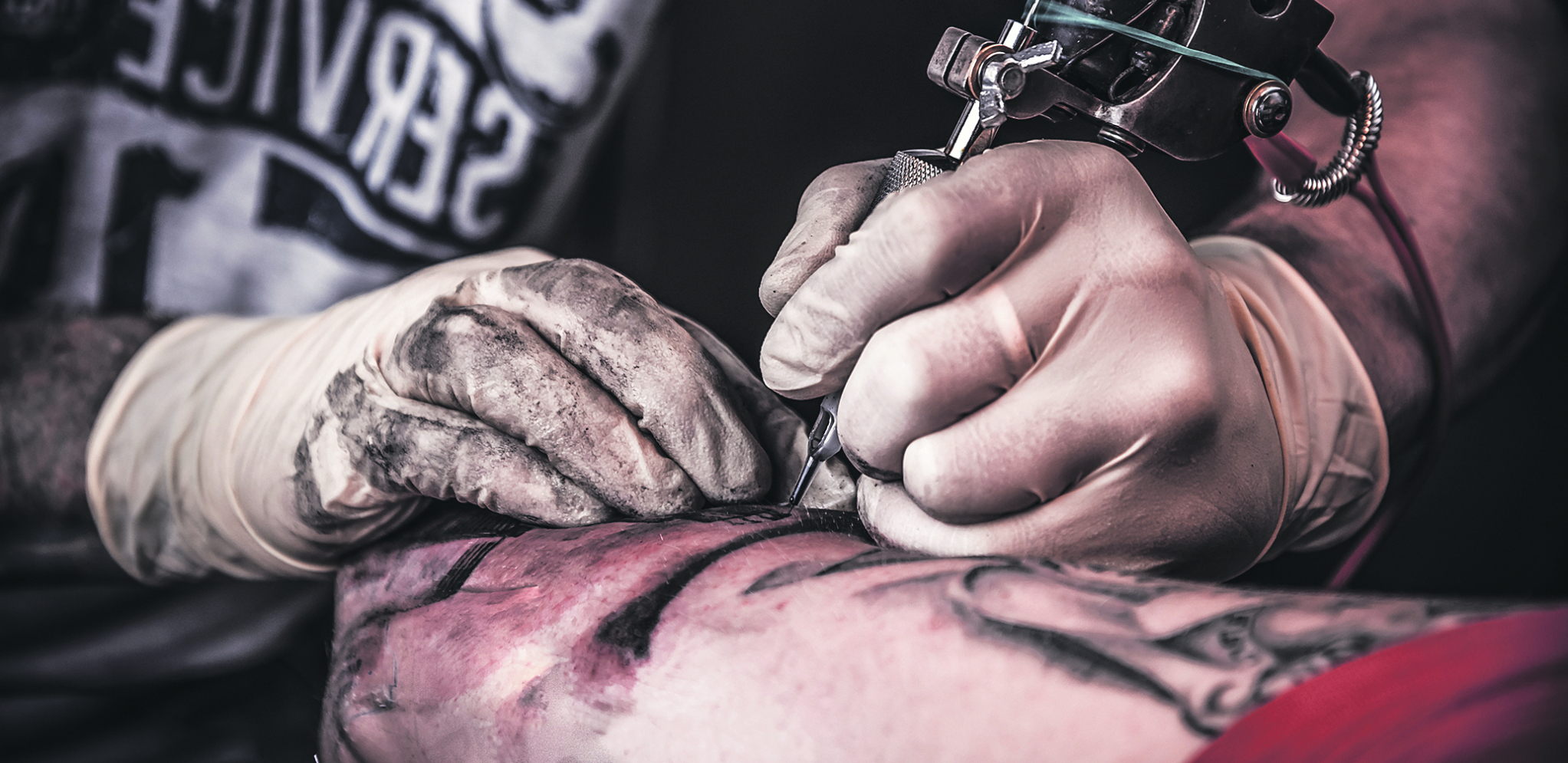 SRBIN ISTETOVIRAO TEKST NA NOZI, PA NAPRAVIO HAOS NA MREŽAMA Ljudi se u neverici pitaju samo jedno! (FOTO)