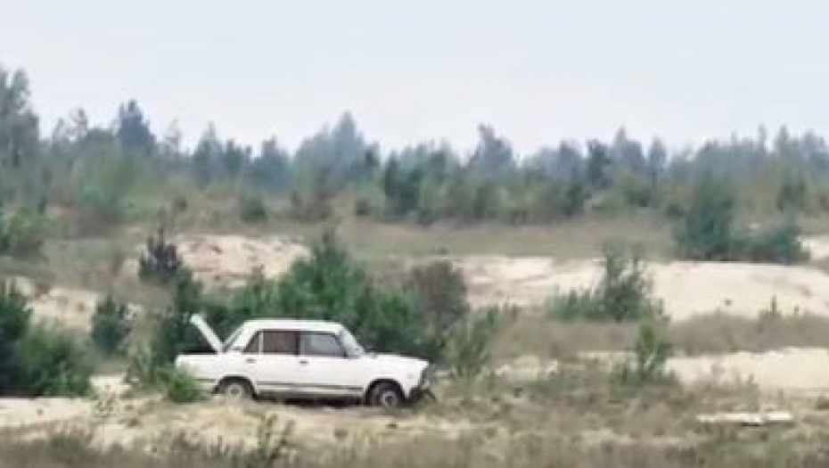 NEUNIŠTIVA LADA! Gađali automobil iz tenka, ono što se desilo sa granatom je neverovatno! (VIDEO)
