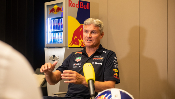 SRPSKA MUZIKA NIKOG NE OSTAVLJA RAVNODUŠNIM Legenda Formule 1 završila u kafani, svirali mu tamburaši (VIDEO)