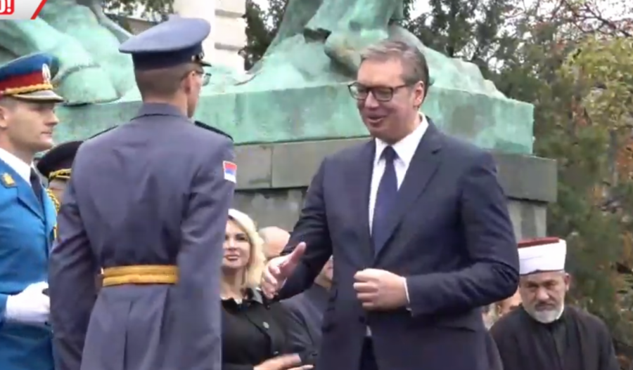 PREDSEDNIK OFICIRIMA VOJSKE SRBIJE UKAZAO VELIKU ČAST Vučić podelio pištolje sa posvetom za najuspešnije