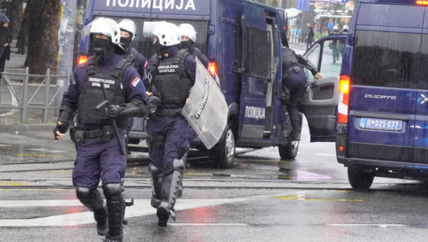 POLICIJA SPREČILA MASOVNU TUČU U KRAGUJEVCU Maskirani s fantomkama došli na fudbalsko igralište, zaplenjeni noževi, palice, letve