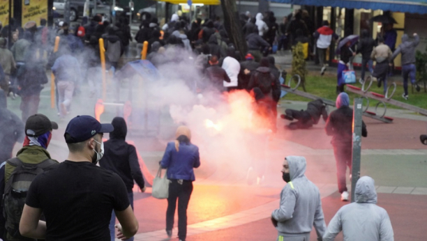 HAOS NA AUTOKOMANDI Huligani bakljama napali pripadnike policije (FOTO)