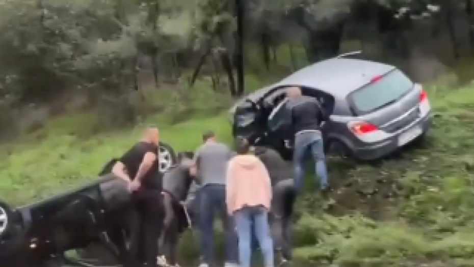 STRAVIČNA NESREĆA KOD BUBANJ POTOKA Delovi vozila rasuti po putu (VIDEO)