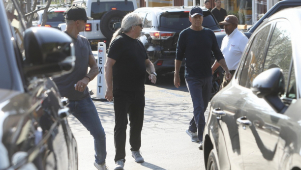 KRIO SE OD JAVNOSTI ZBOG JEZIVE BOLESTI: Sada je glumac dokazao koliko je jak, što dokazuju nove fotografije