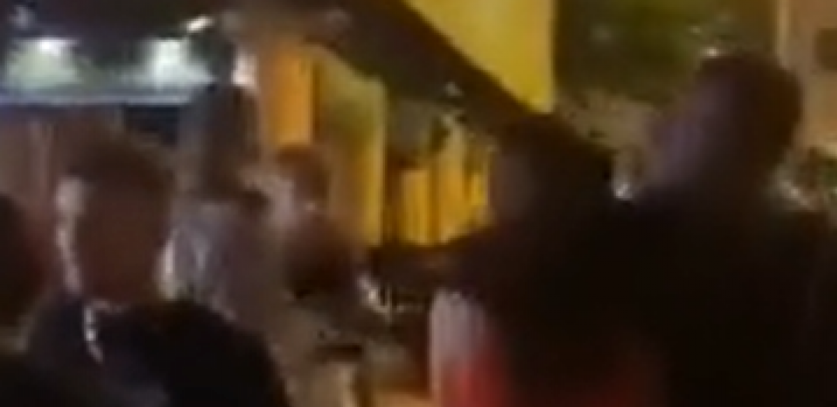 BALOTELI PONOVO NAPRAVIO ŠOU Odvaljen od alkohola, pridržava ga misteriozna devojka (VIDEO)