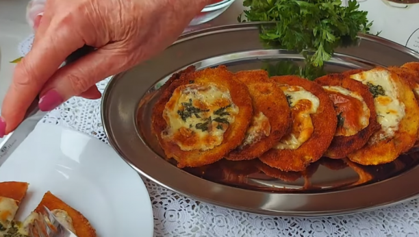 SJAJAN TRIK Evo kako da plavi paradajz ispohujete na savršen način (VIDEO)