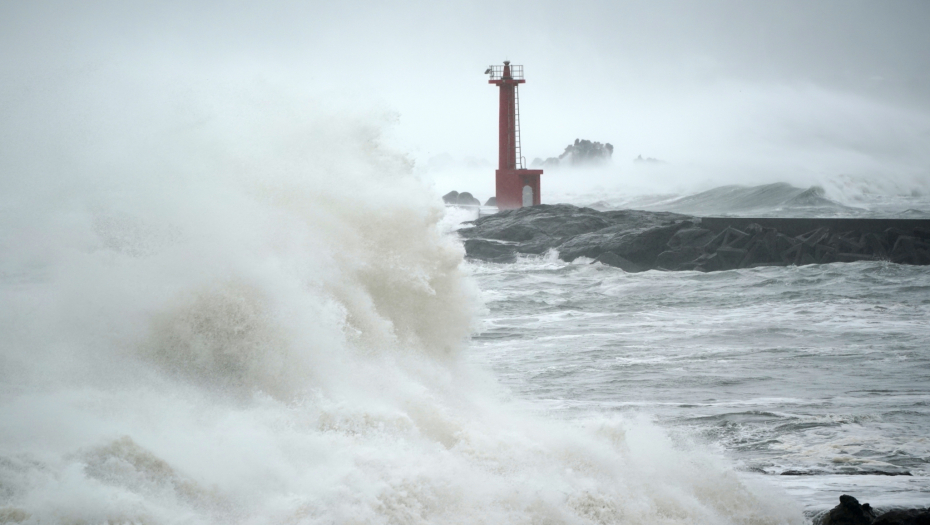 STRAVIČAN TAJFUN U JAPANU Poginulo dvoje, više od 100 povređeno