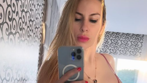 ATRAKTIVNA SUPRUGA POZNATOG SUDIJE PRODAJE GOLE FOTOGRAFIJE NA SAJTU ZA ODRASLE Zgodna plavuša priznala da joj fudbaleri šalju poruke (FOTO)