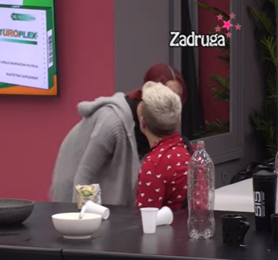 SOFIJA UNA PALA U ZABORAV? Matora bacila oko na novu zadrugarku, ne gubi vreme, odmah pao i poljubac (FOTO)