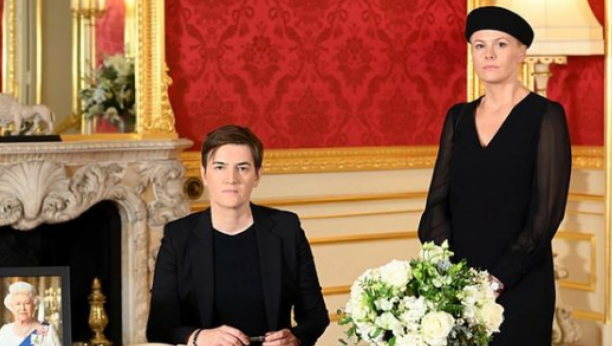 PREMIJERKA BRNABIĆ OGLASILA SE IZ LONDONA Upisala se u knjigu žalosti, a potom poslala snažnu poruku