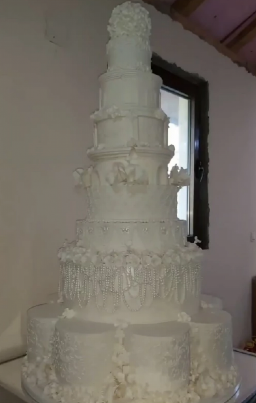 TORTA NA OSAM SPRATOVA, BOJANA U TREĆOJ VENČANICI Šijan nije štedeo za svadbu, sve pršti od luksuza (FOTO)