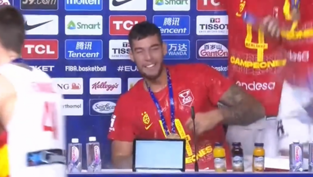 LUDILO NA KONFERENCIJI Potpuni haos, lete flaše, igrači Španije okupali selektora (VIDEO)