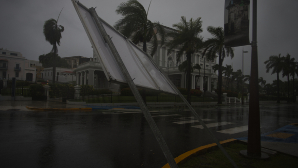 KIDAO ASFALT, OBRTAO AUTOMOBILE, OBORIO MOST NA OSTRVU Stravičan uragan pogodio Portoriko! (VIDEO)