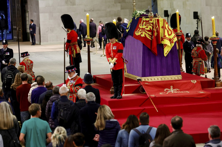 AKTIVIRAN DREVNI OBIČAJ! Mornari menjaju konje sa sahrani kraljice Elizabete II, ovo nije viđeno 120 godina!