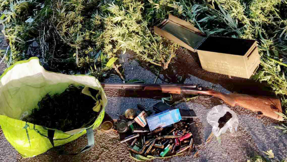 UHAPŠEN KRIMINALAC SA POTERNICE U kući krio drogu i arsenal oružja! (FOTO)