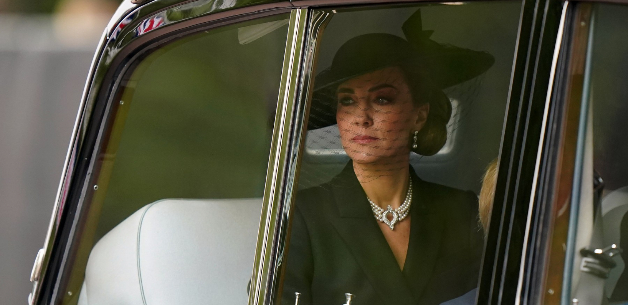 SKANDALOZNI SNIMAK PRINCEZE OD VELSA Da je Megan Markl ovo uradila na sahrani, bila bi "razapeta" u javnosti