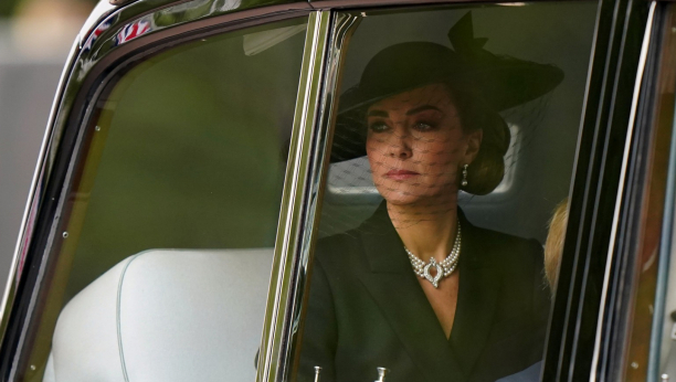 KEJT MIDLTON STIGLA NA SAHRANU KRALJICE ELIZABETE: Detalj koji je na sebi nosila svima je upadao u oči, da li je to znak da je kraljica baš nju više volela?