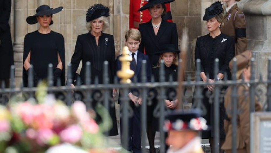 NEVERBALNI OKRŠJ MEGAN  MARKL I KEJT MIDLTON Jetrve na sahrani kraljice Elizabete, različiti šeširi i skrivene poruke